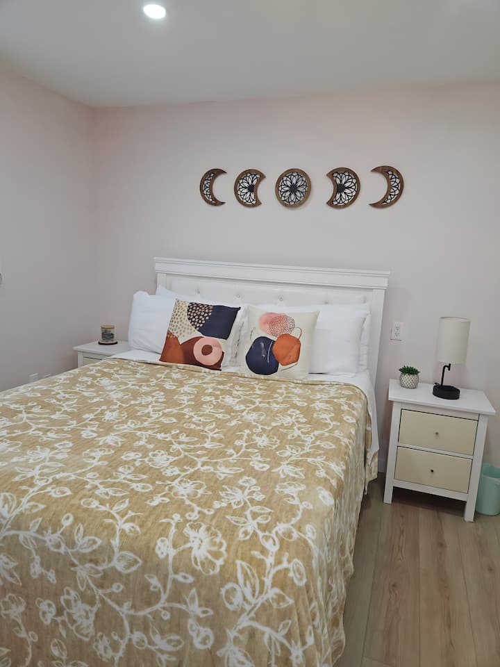 ห้องนอนที่ออกแบบมาอย่างพิถีพิถันมีรายละเอียดงานฝีมือและบรรยากาศอบอุ่นและอบอุ่นเหมาะสำหรับการพักผ่อนและผ่อนคลาย