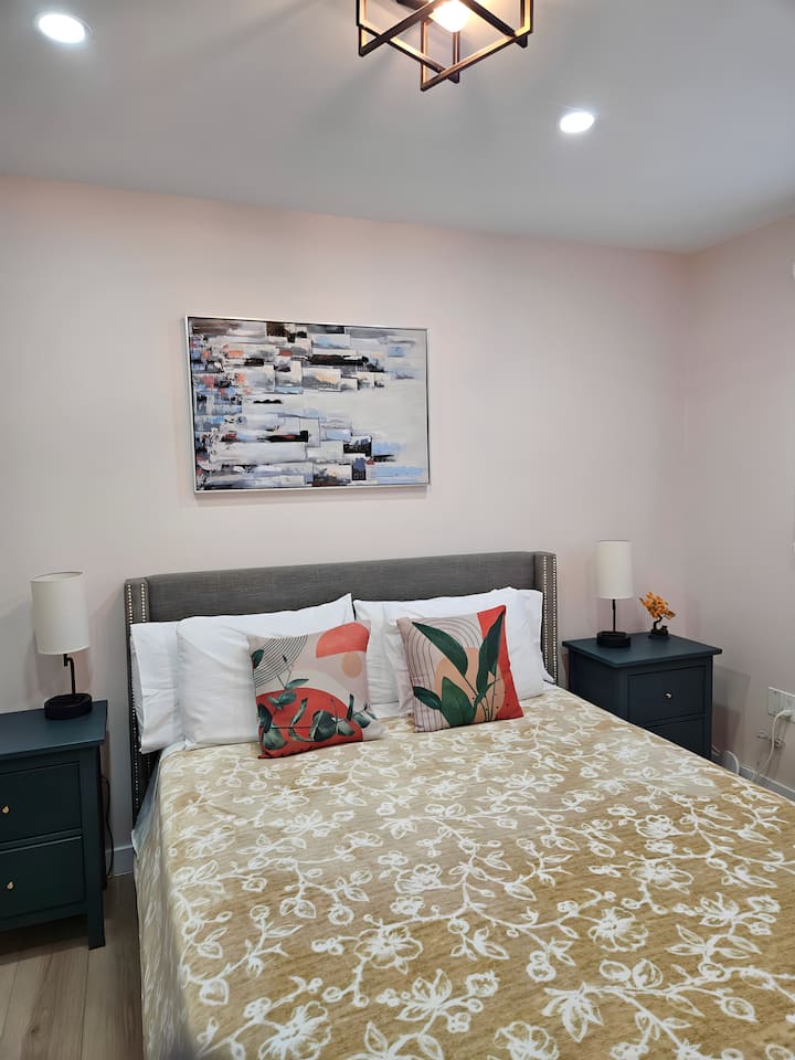 ห้องนอนที่ออกแบบมาอย่างพิถีพิถันมีรายละเอียดงานฝีมือและบรรยากาศอบอุ่นและอบอุ่นเหมาะสำหรับการพักผ่อนและผ่อนคลาย