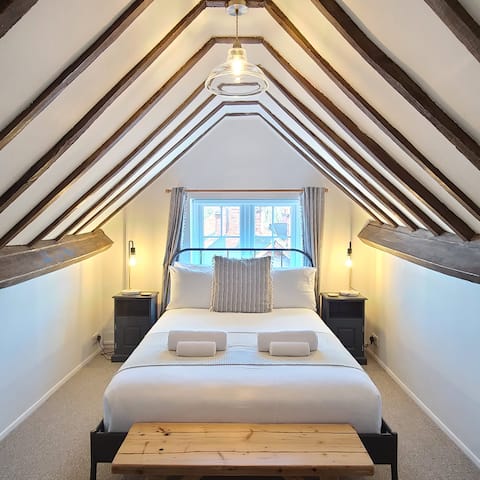 Unique 4BR Loft | Sleeps 8 | 2 Bathrooms