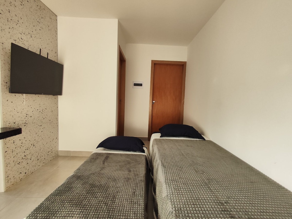 ห้องนั่งเล่นพร้อมสมาร์ททีวีเตียงคู่