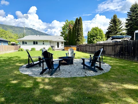 The Owlhead Place - King Beds! Large backyard