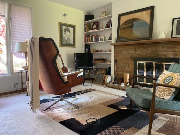 Soba za sjedenje s pogledom, izvrstan klavir, mali televizor s priključkom za iPhone i po potrebi dodatni madrac.