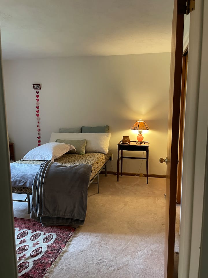 Premjestili smo madrac na razvlačenje u dnevnom boravku kako bismo stvorili drugu spavaću sobu s više privatnosti.