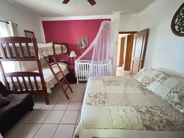 Უსაყვარლესი მთავარი საძინებელი:  
*1 ორადგილიანი საწოლი, 2 ერთადგილიანი საწოლი(1 ორსართულიანი) და 1 საწოლი
*A/C, ჭერის ვენტილატორი,Wi-Fi * ფენი/ტუმბლერი
* კამბადორი, აბაზანის პლასტმასის მონიტორი
* ორენოვანი ბიბლიოთეკა, შესასვლელი კარადა და სააბაზანო TINA/საშხაპით