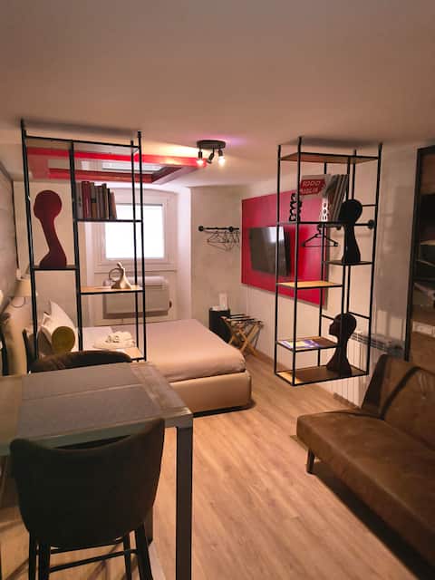 Top performing Airbnb: in the center with parking and a ceiling mirror. Wow! in Brescia