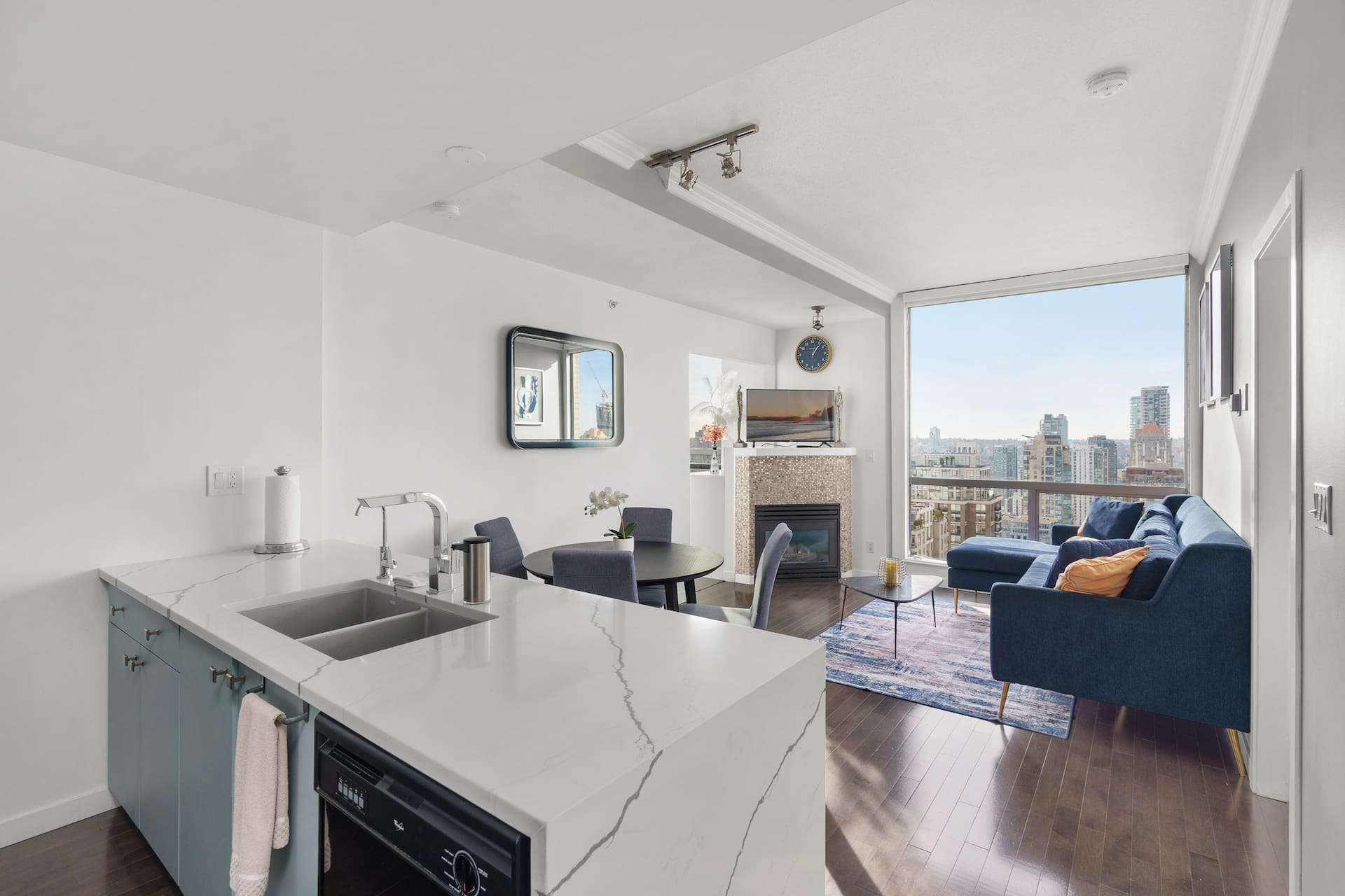 Yaletown Tower Suite | Views, Pool + Free Parking