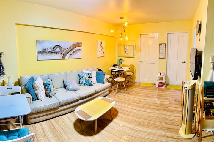 Cozy 2-bedroom Condo in Las Pinas
