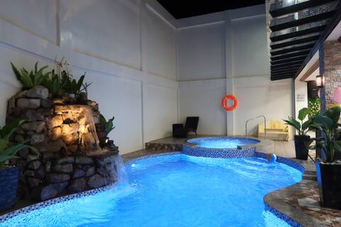 Family Room 205 w/ Netflix+WI-FI @The Legacy Hotel