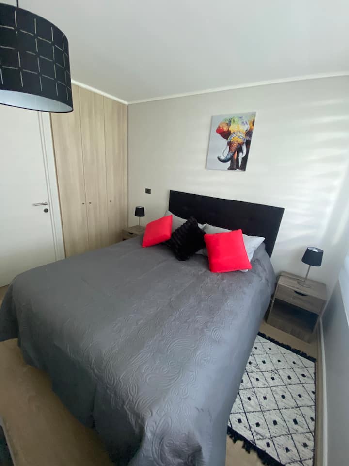 Kitanda cha watu wawili chenye starehe.