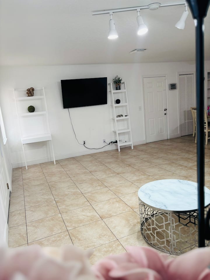 Perfect Place For Your Stay - Tampa, FL