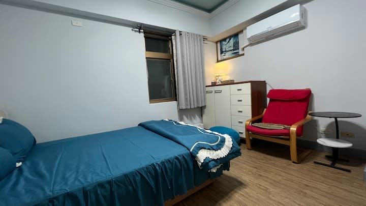 Dormitorio principal con una cama doble 