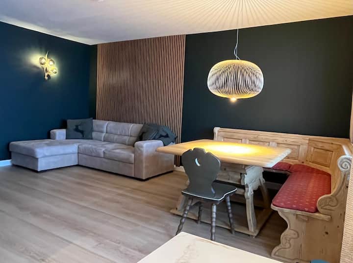 ห้องนั่งเล่นกว้างขวางพร้อมพื้นที่รับประทานอาหารสไตล์ออสเตรียและเตียงโซฟา ทีวีจอแบนพร้อมบริการสตรีมมิ่งทั้งหมดและ Wi-Fi ทั่วทั้งอพาร์ทเมนท์
