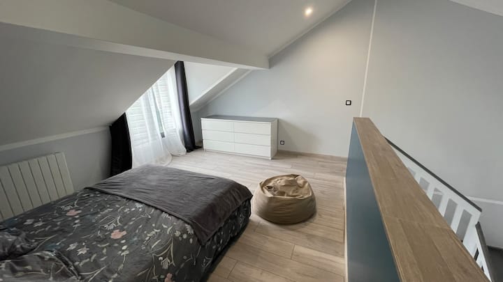 Საძინებელი, რომელიც მდებარეობს მე-2 სართულზე, გადაჰყურებს მისაღებ ოთახს, რომელიც აღჭურვილია თქვენი ნივთების შენახვის შეკვეთით. 