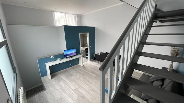 Მისაღები ოთახი მდებარეობს პირველ სართულზე და გადაჰყურებს სააბაზანოს, რომელიც აღჭურვილია ტელევიზორით Chromecast-ით. 