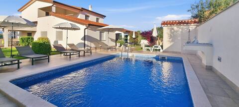 Villa Kasandra - Triplex Retreat