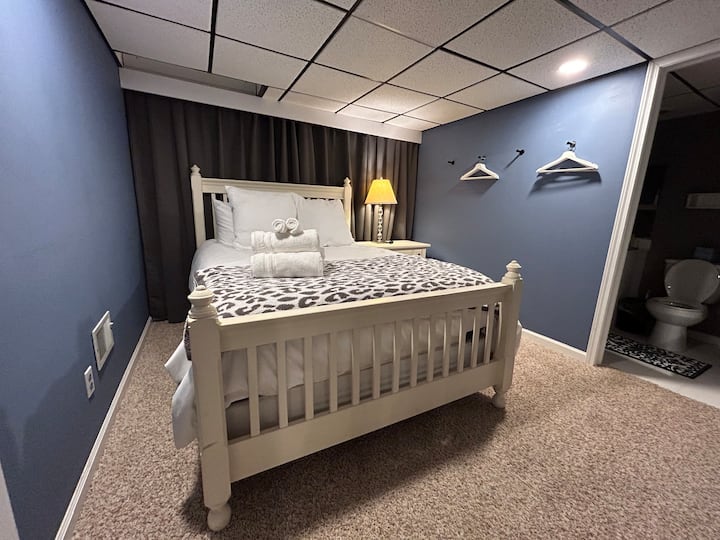 LIT QUEEN
Belle chambre de niveau inférieur avec un lit queen, une télévision connectée et une salle de bain complète connectée.