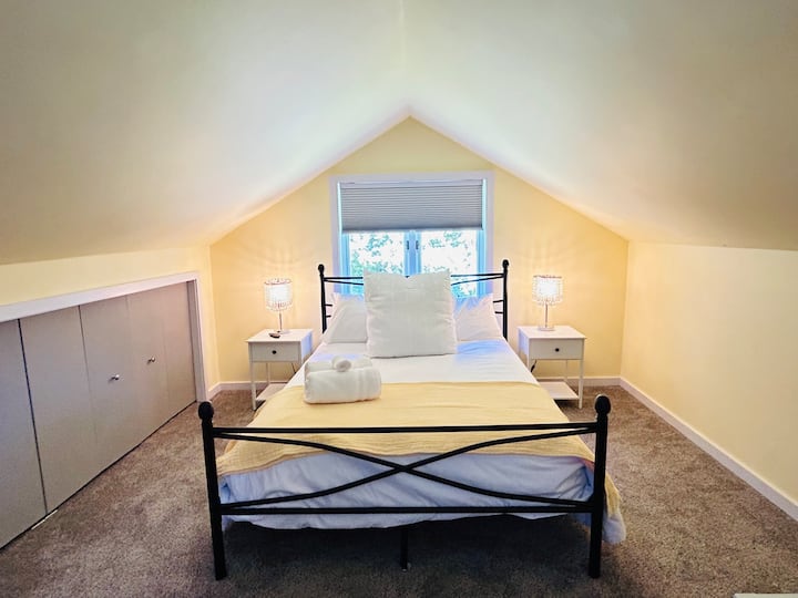 Chambre amusante à l'étage avec un lit double !