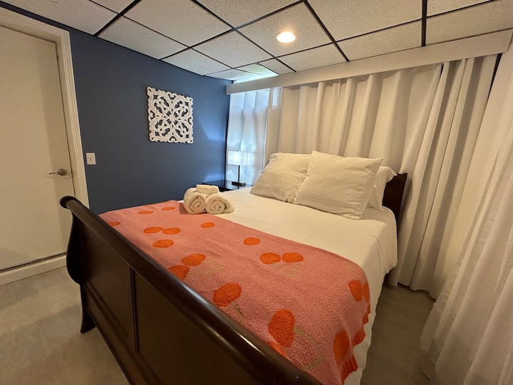 LIT QUEEN
Bienvenue dans la « salle des rideaux » !  Un espace amusant dans la salle familiale de niveau inférieur qui ferme complètement la pièce principale avec des rideaux !