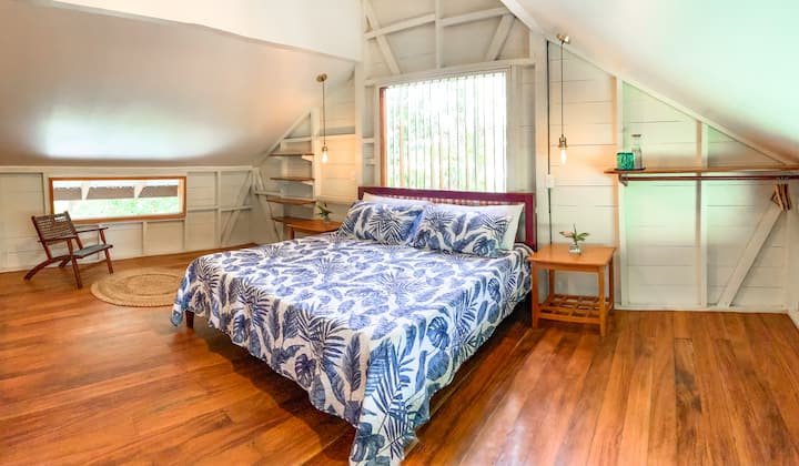 在这间充满热带魅力的舒适阁楼式卧室中放松身心。 享受自然光、温暖的木地板和配备柔软床上用品的豪华加大双人床。 宁静的丛林度假胜地，舒适安静。