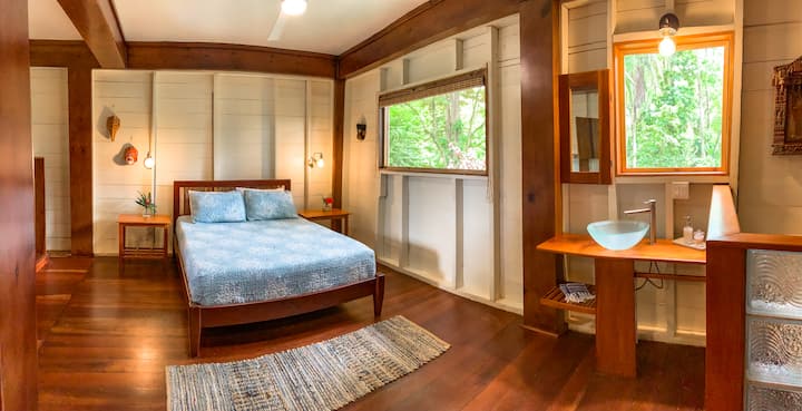 这间优雅的标准双人床套房配有独立套房浴室，让您放松身心。 这座舒适的度假屋经过精心设计，采用天然木质饰面和郁郁葱葱的丛林景观，完美融合了舒适与宁静。