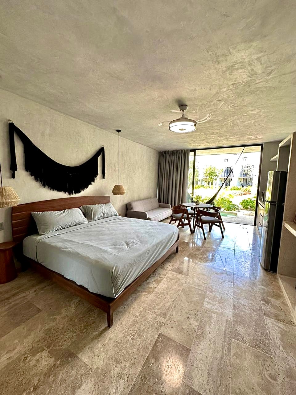 Одморете се во брачниот кревет каде што ќе имате доволно простор !!