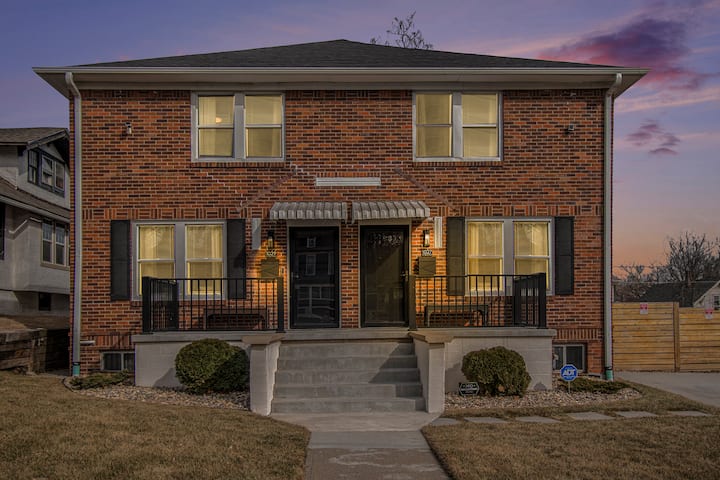 6br Midtown Duplex  2 Kitchens  Yard  Firepit - Omaha, NE