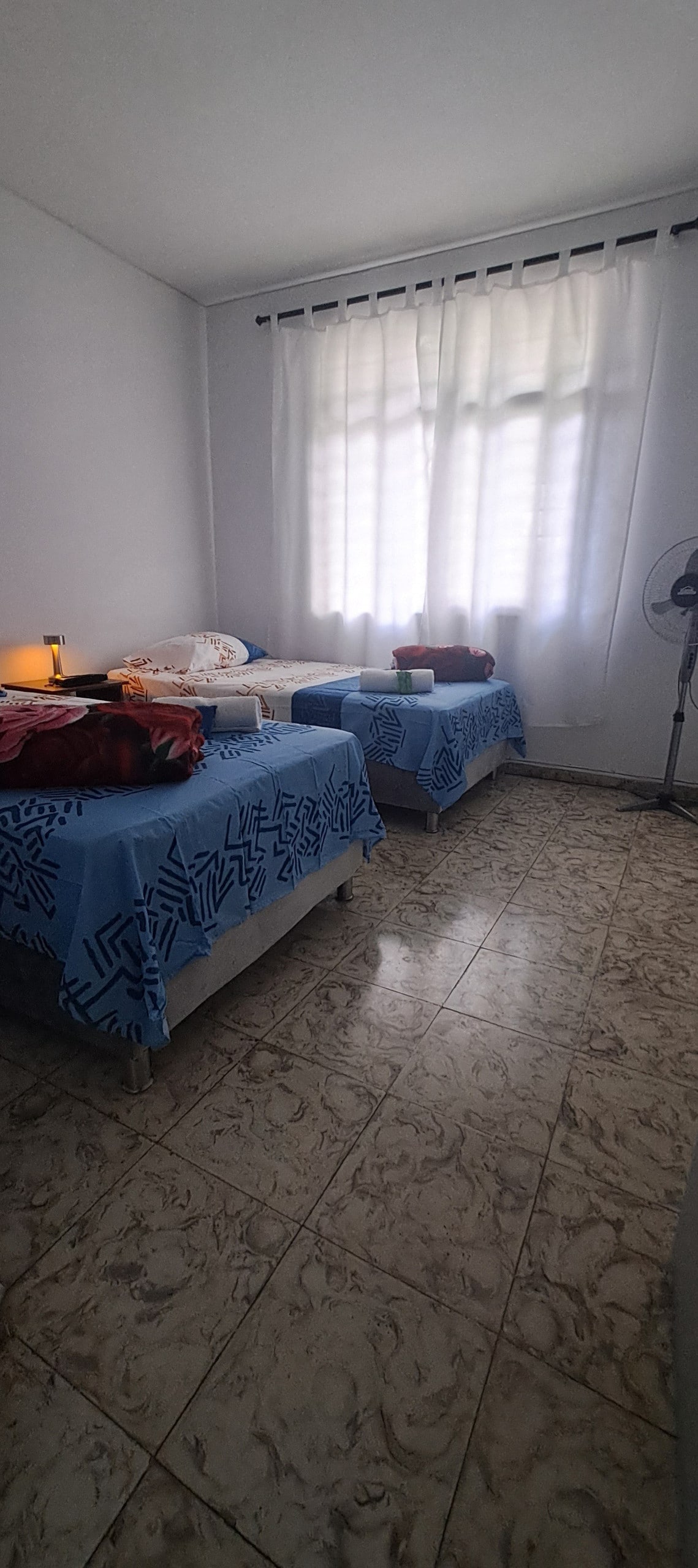 ในห้องนี้คุณจะเพลิดเพลินกับทีวีพัดลมตู้เสื้อผ้าสำหรับเก็บเสื้อผ้าของคุณ Wfi