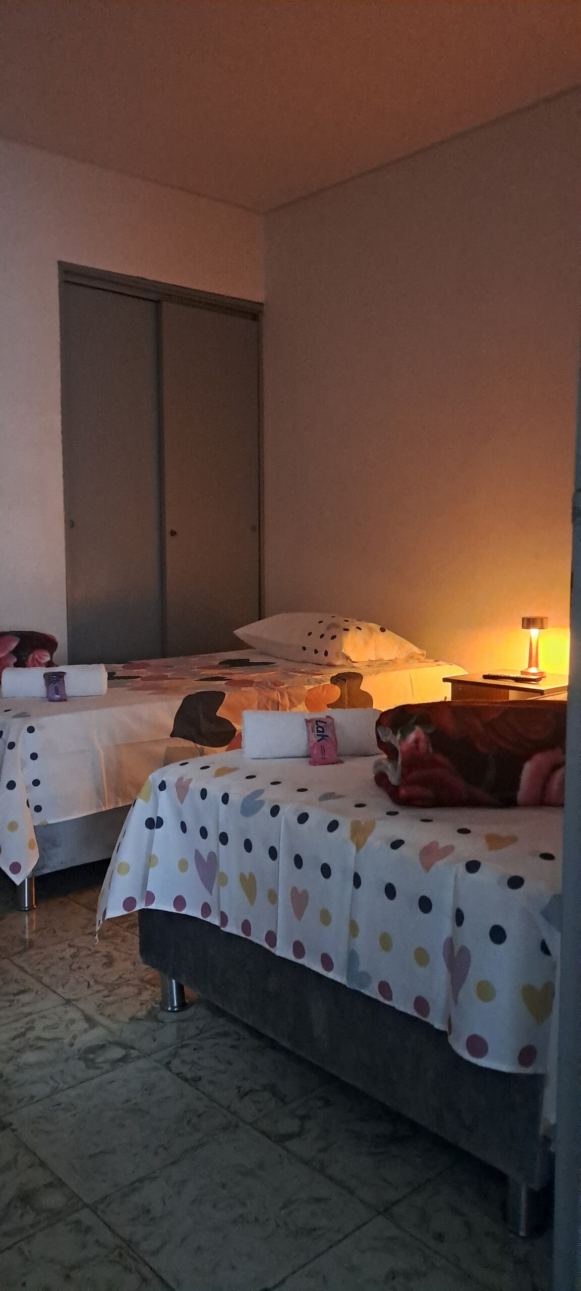 ในห้องนี้คุณจะเพลิดเพลินกับทีวีพัดลมตู้เสื้อผ้าสำหรับเก็บเสื้อผ้าของคุณ Wi-Fi