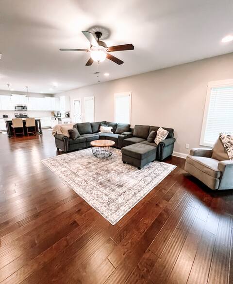 Spacious 4BR Family Getaway - Near Downtown Newnan