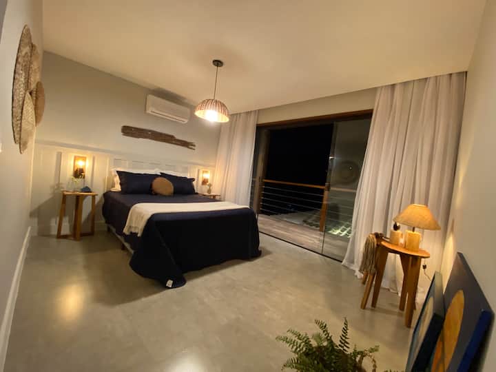 Ოთახი 4 ცალკე სააბაზანოთი, ორადგილიანი საწოლით, კონდიციონერით, უშუქო ფარდებით, ტანსაცმლისთვის, დამატებითი ბალიშებით, თეთრეულითა და სრულმეტრაჟიანი სარკით. Პირდაპირ აივანზე გასვლა.
