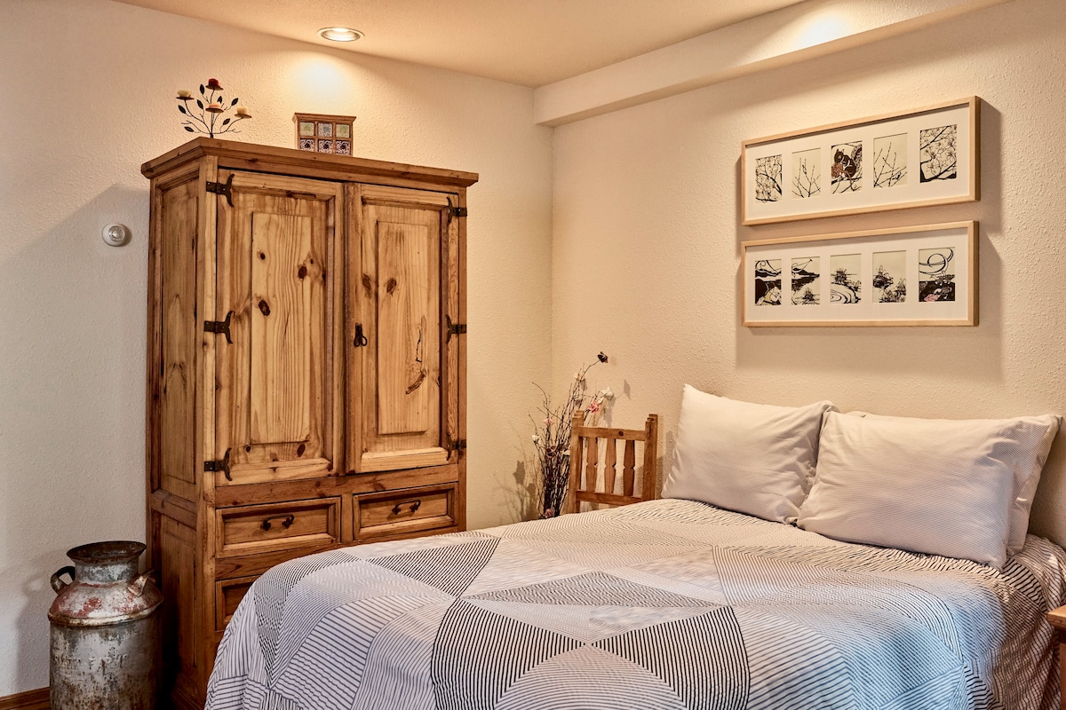 Esta acogedora cama de tamaño completo se encuentra en el nivel de entrada (ubicada en un piso separado, pero no en un dormitorio privado). El armario cuenta con TV de pantalla plana con dispositivo de streaming para ver programas y escuchar música.