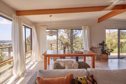 Cool treehouse vibes. 3 bedrooms. Pooch friendly.