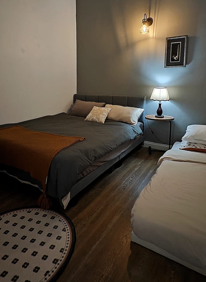 1 bračni krevet (1,6x2) 
1 jednostruki krevet 