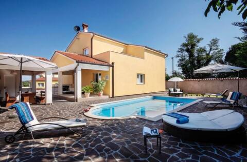 Successful Airbnb property: Villa Sunshine in Marceljani