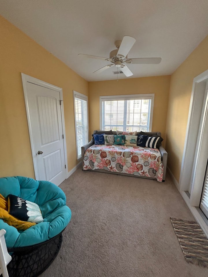 Საძინებელი 3 არის მზის ოთახი დღის საწოლით, კარადათი, ვენტილატორითა და ლამპით წამკითხველის ლამპით, ასევე, რომ მშვიდად გაატაროთ დრო პაპასანის სკამზე.   Საჭიროებისამებრ, გასრიალებული შუშის კარი უნდა დაიხუროს. 