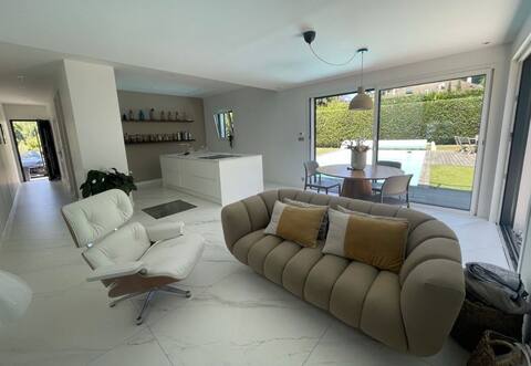 Contemporary home in Uriage