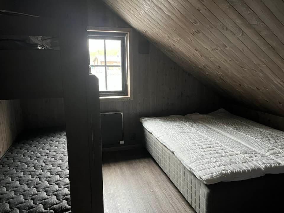 Dormitorio con cama de 2x80 cm y litera de 80 cm. Arriba.