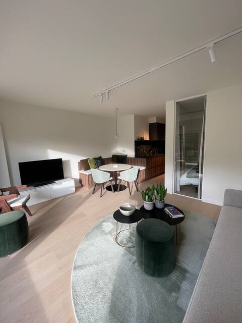 Luxurious garden suite near the beach with parking