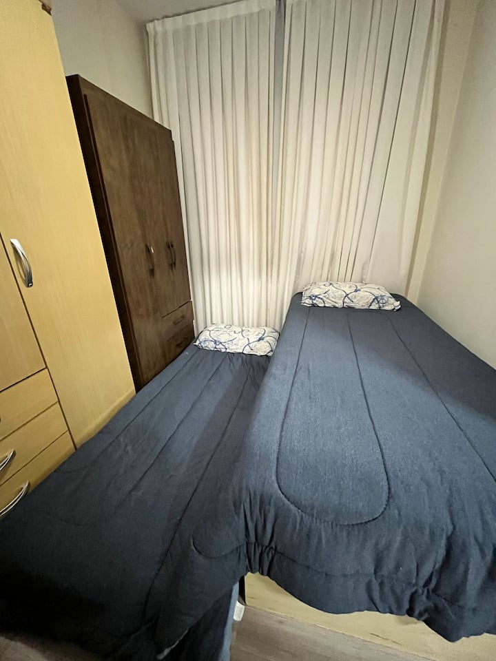 Dhomë gjumi me një krevat tek + dyshek i disponueshëm