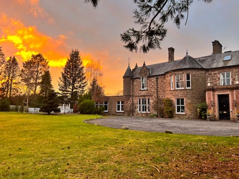 Private Scottish Manor 4pm checkout, 15x en-suites