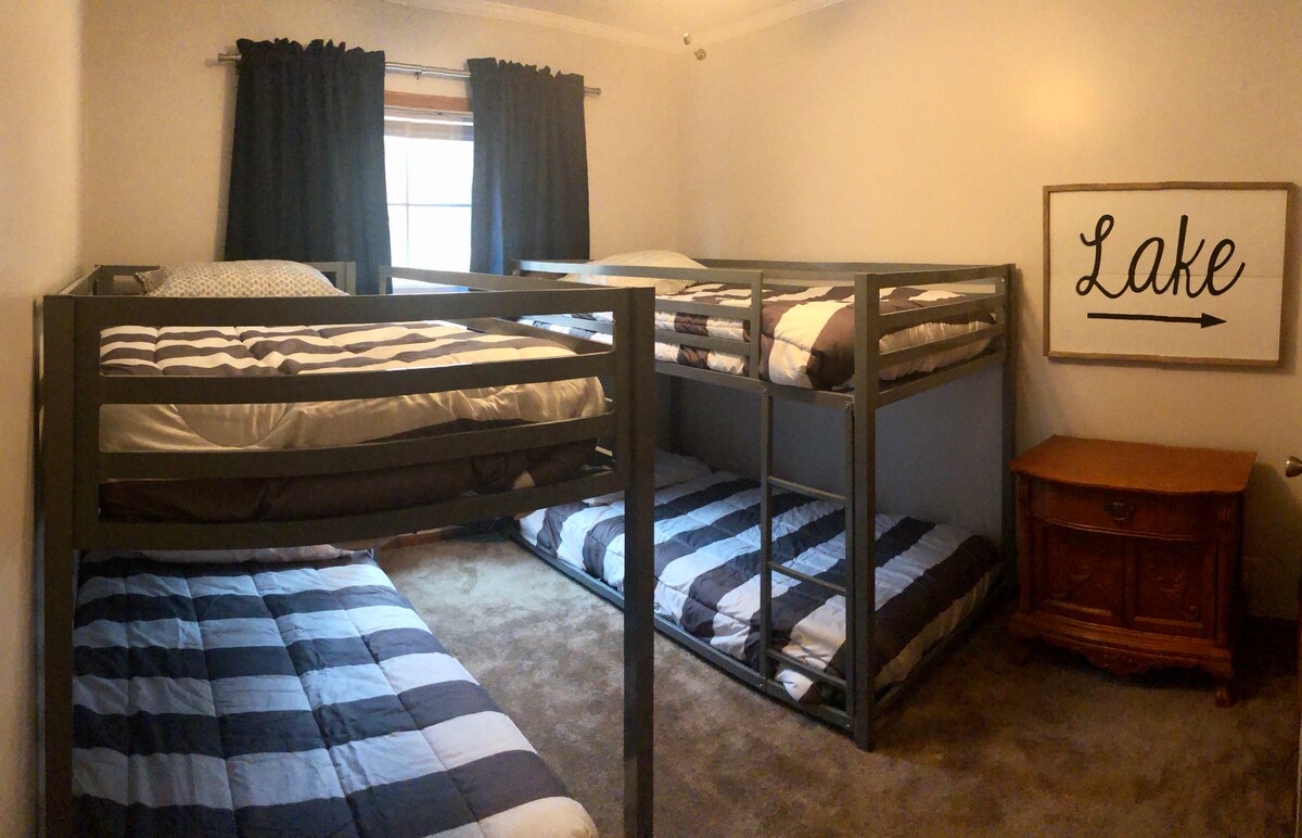 兩張雙層床，共4張床 