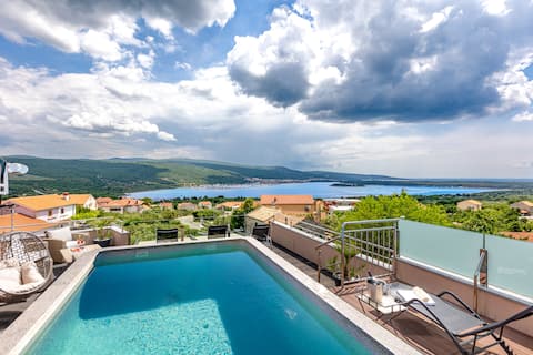 Top Airbnb: Villa Antonia*****Roof Pool Jacuzzi Sauna Fitness in Kornić