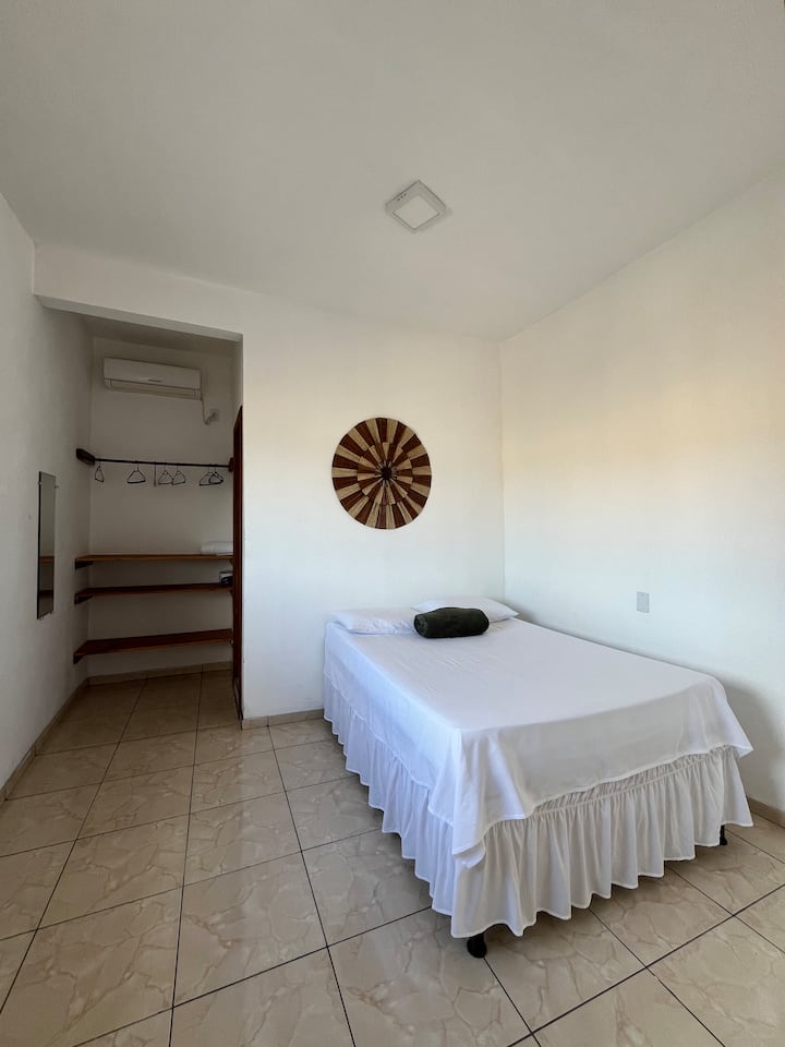 Klimatizovaný apartmán s manželskou posteľou, kúpeľňou so sprchovacím kútom s teplou vodou a boxom.
Ponúkame posteľnú bielizeň a uteráky.