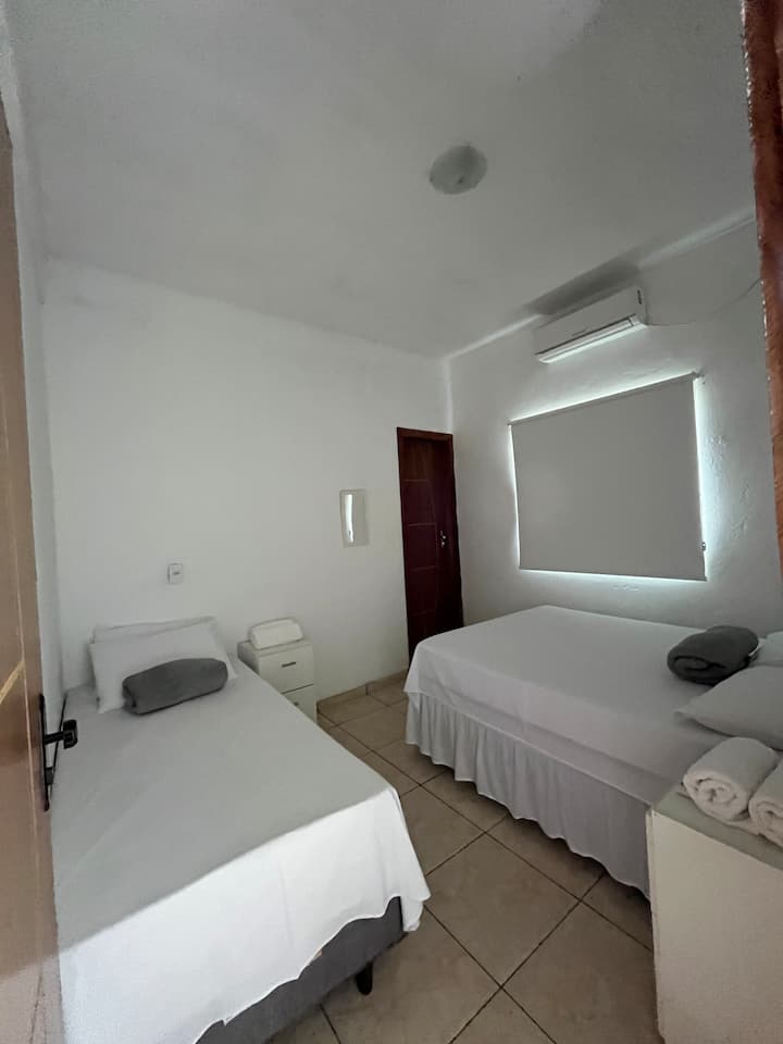 Apartmán s klimatizáciou, manželskou posteľou a samostatným lôžkom. Kúpeľňa s teplou sprchou a boxom.
Ponúkame posteľnú bielizeň a uteráky.