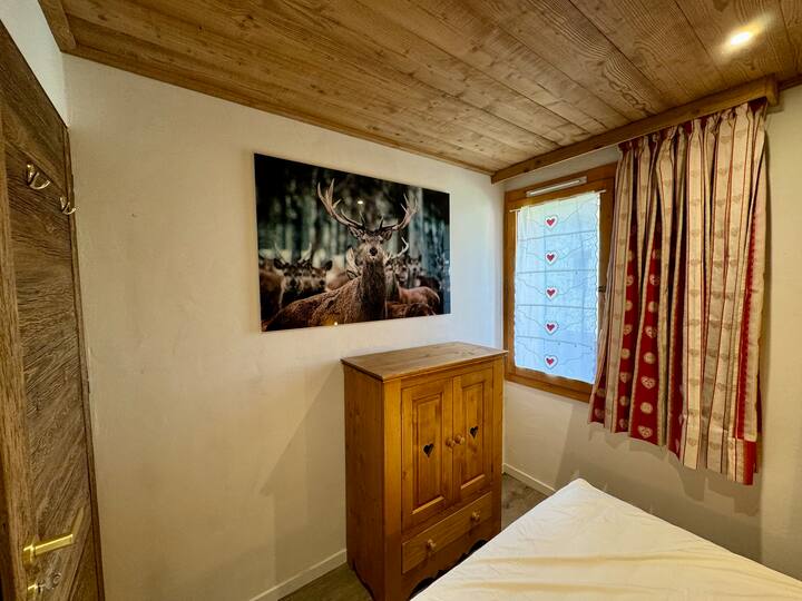 La configuration actuelle est un lit superposé simple en haut et deux lits simple en bas (soit 3 lits simples dans cette chambre dont deux lits simples en bas et non un lit double - qui est maintenant dans la chambre 4)