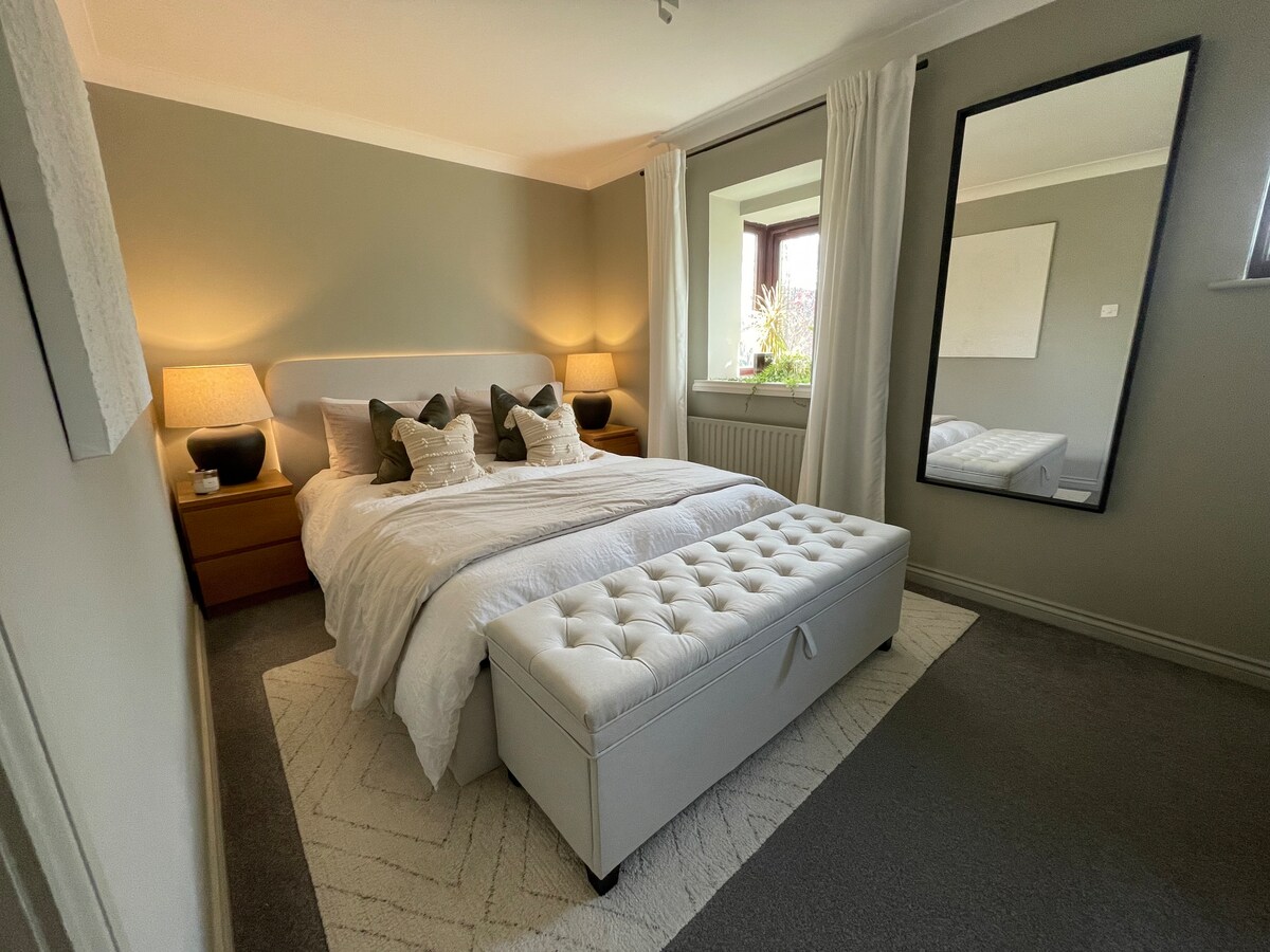 חדר שינה ראשי - מיטת קינג סייז