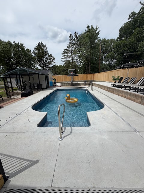 Swim, Play & Relax-Pool & Pickleball FUN-King Beds