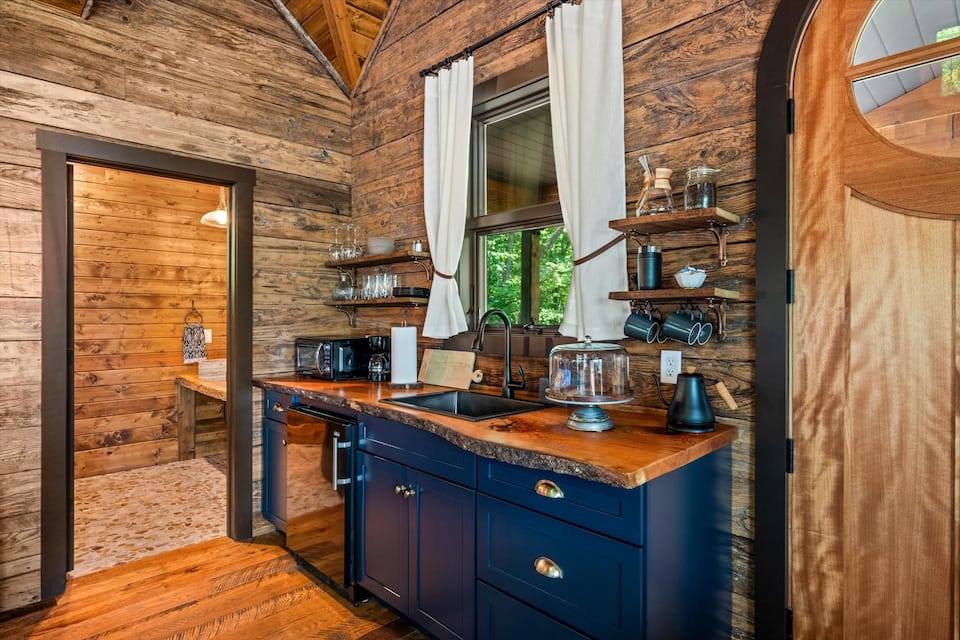 The Smoky Mountain Treehouse, Tallassee, Tennessee, United States, photo 5 of 10