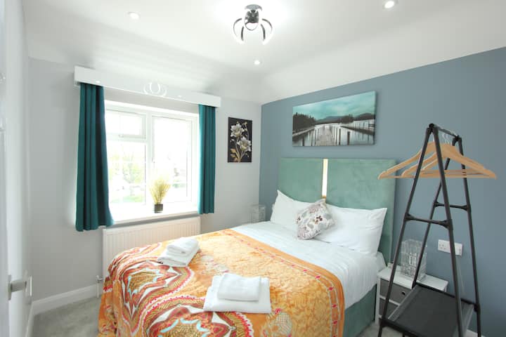 Deluxe 3 Bedroom 2 Bath House &Parking By Cozynest - Wokingham