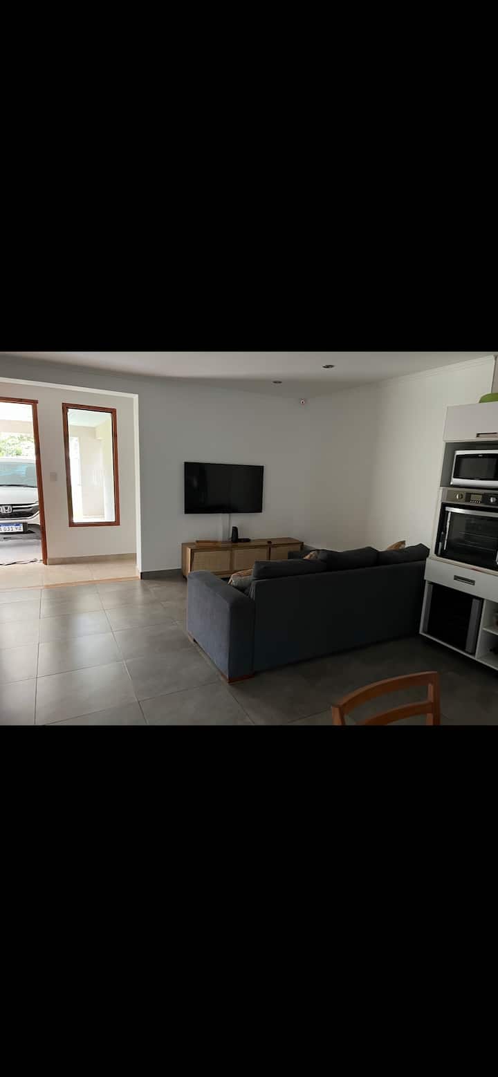 Dhomë e madhe ndenjjeje me të gjitha shërbimet 